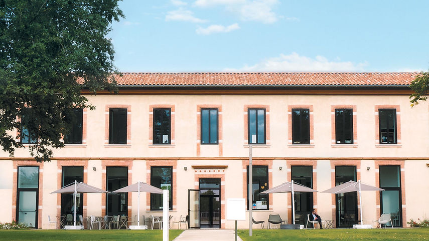 Façade et terrasse du restaurant aeroscopia